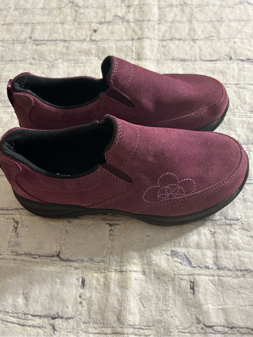 L.L.BEAN SUEDE SLIPON STITCHED FLORAL ACCENTS ON SIDE CLOGS STYLE GIRLS SIZE 4